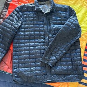 🔥Nearly new North Face “Thermoball” Men’s lightweight shacket!